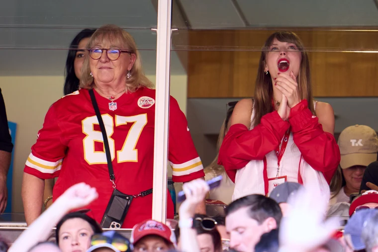 Donna Kelce disappointed and felt embarrassed , revealed a disrespectful Message from Taylor swift 