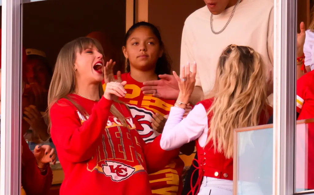 Taylor Swift, Brittany Mahomes break out secret handshake celebrating Chiefs