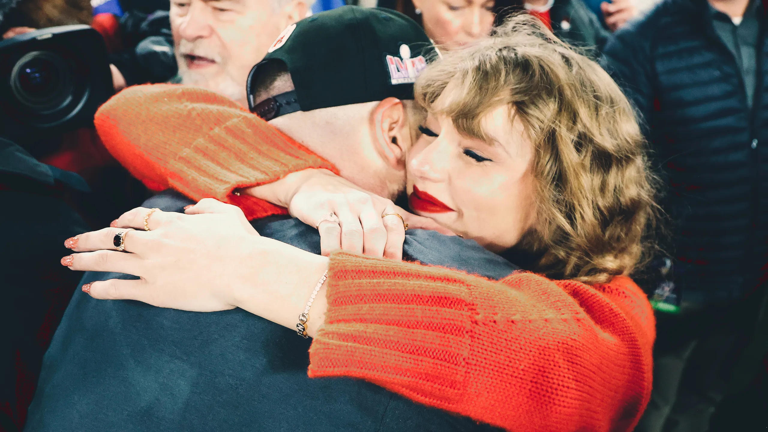 ' Sorry I couldn't hold Back the sweet secrets' Overwhelmed Taylor swift Mom Andrea disclosed what Travis Kelce told her 3 days age about engaging  her daughter ; You’re the best spider-slaying, garbage tossing husband there is! 