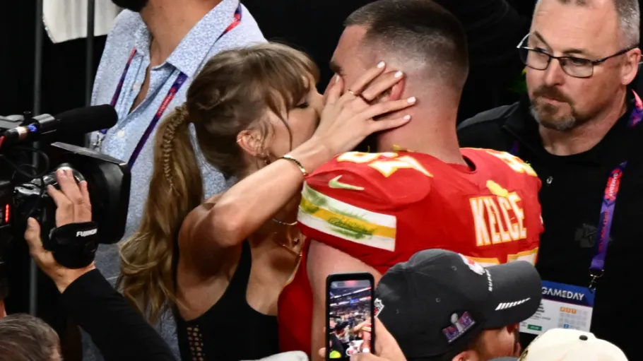 watch : Taylor Swift Kisses Travis Kelce on Field After Chiefs Win the Super Bowl