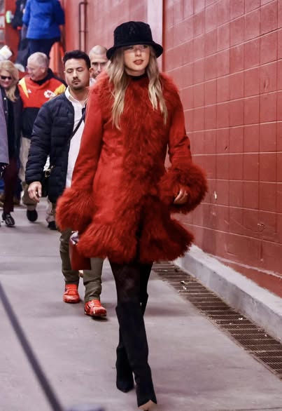 JUST IN: Taylor Swift and her parents Andrea and Scott has ARRIVED at Arrowhead Stadium with ENGAGEMENT ring on to show Support for boyfriend Travis Kelce Chiefs vs. Texans game “She can’t hide that she’s taken”