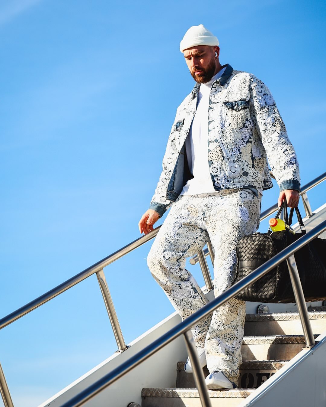 Breaking: Travis Kelce and Taylor Swift touches down for Cleveland homecoming with Chiefs after girlfriend Popstar’s birthday, but fans noticed Taylor looking sick “What really happened last time?” – Full Story