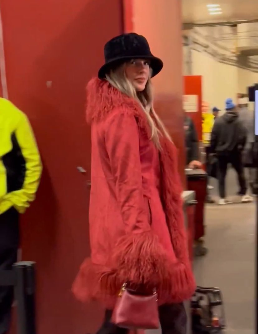 JUST IN: Taylor Swift and her parents Andrea and Scott has ARRIVED at Arrowhead Stadium with ENGAGEMENT ring on to show Support for boyfriend Travis Kelce Chiefs vs. Texans game “She can’t hide that she’s taken”