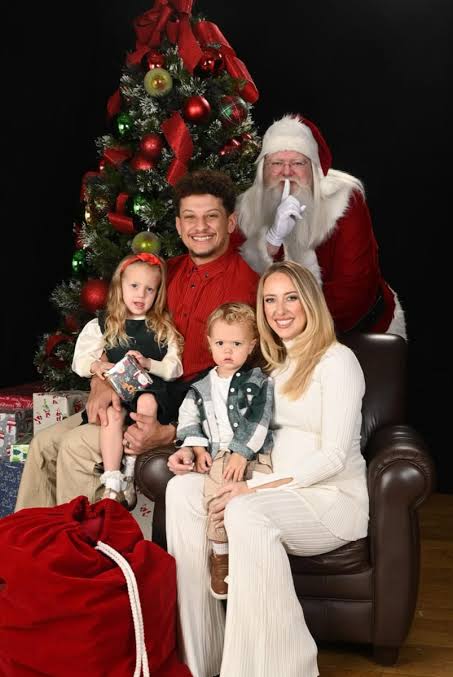 LIVE IN PHOTOS: Brittany Mahomes’ Christmas Photos Turns Heads Before Chiefs-Steelers Game