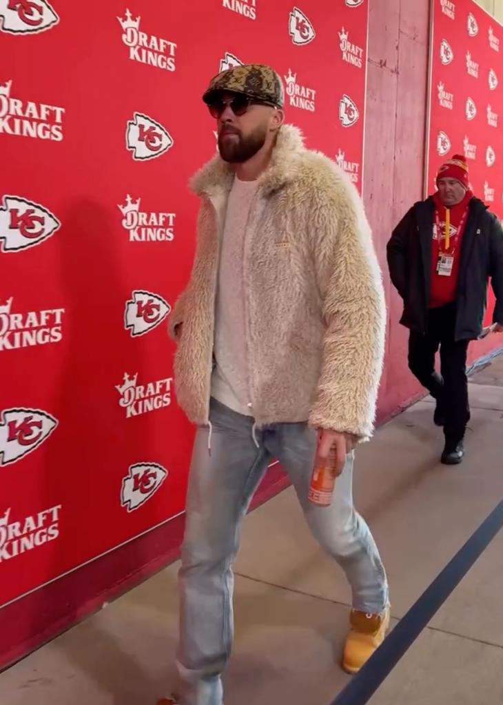 Breaking: Fans are in Awe 🥰 as Taylor Swift arrives at Chiefs vs. Texans game matching with Travis Kelce in festive fur coat while rocking one of the gift Travis Kelce gave her on her 35th birthday