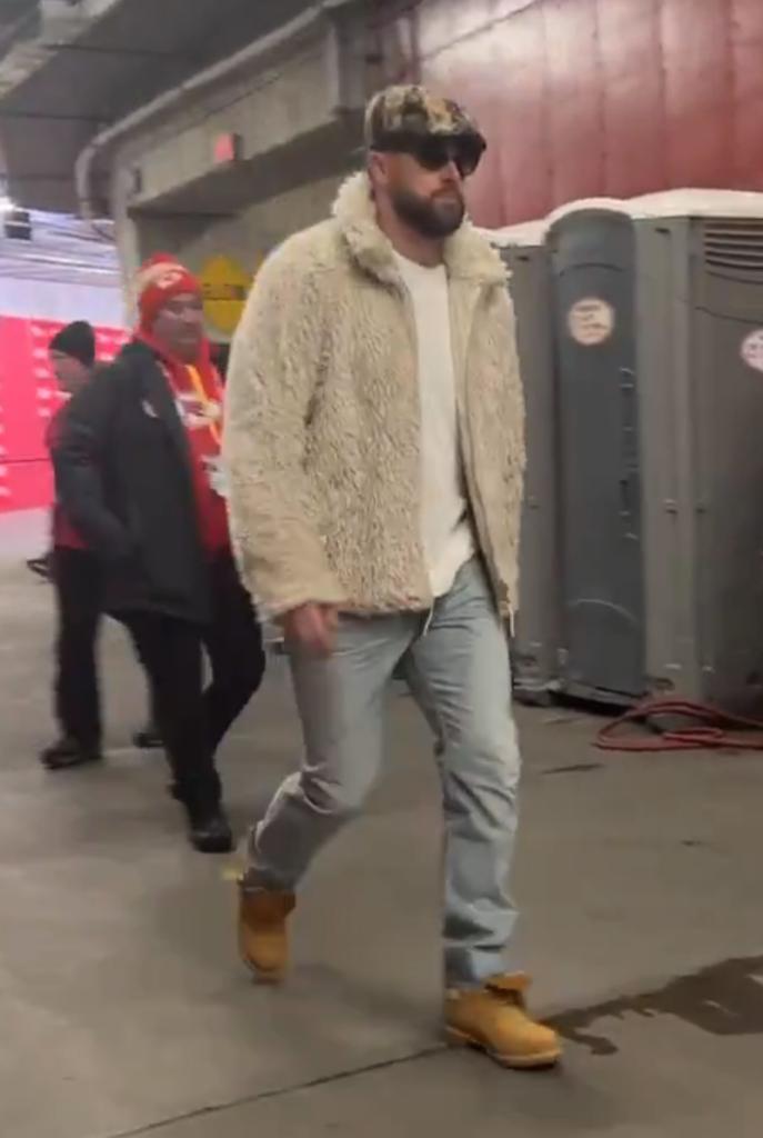 Breaking: Fans are in Awe 🥰 as Taylor Swift arrives at Chiefs vs. Texans game matching with Travis Kelce in festive fur coat while rocking one of the gift Travis Kelce gave her on her 35th birthday