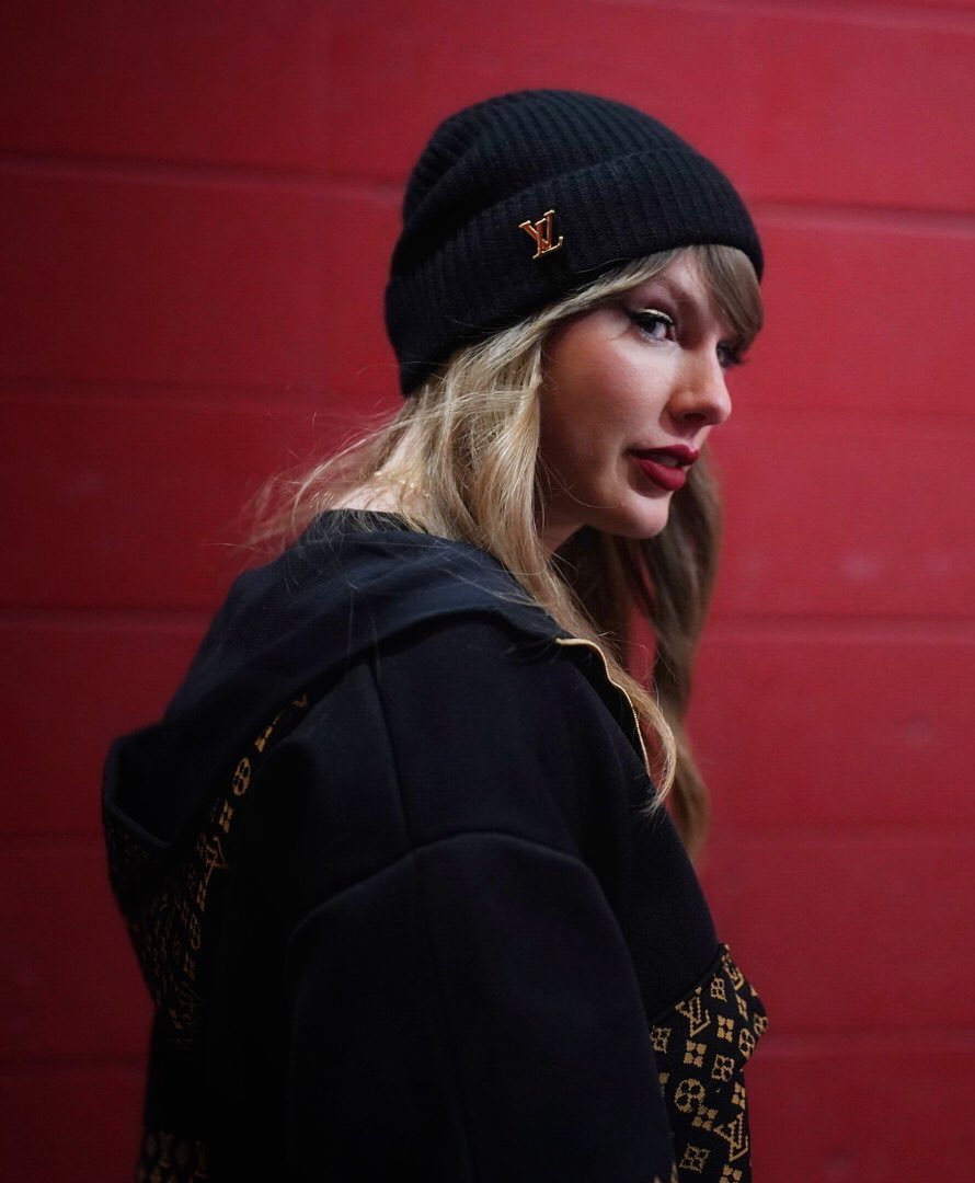 JUST IN: Taylor Swift keeps it casual with a depressed face as she arrives to support Travis Kelce at Chiefs vs Bills game with her whole family. COULD THIS REALLY BE THE REASON 🤔 👇