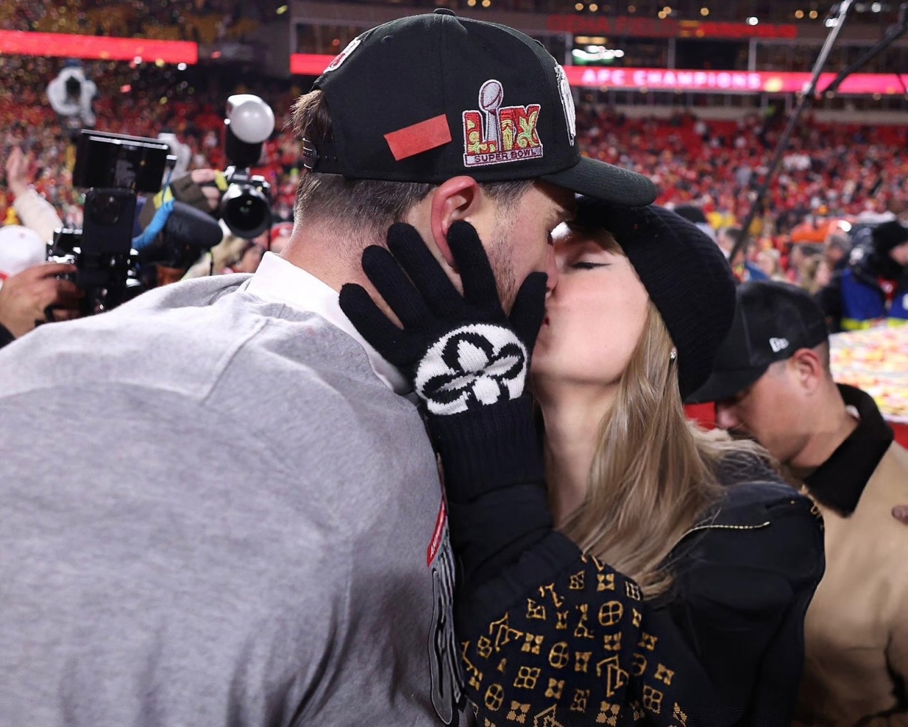 Breaking: Another Kansas City AFC Championship win, sealed with a kiss! 😘 Travis Kelce and the Chiefs and Taylor Swift are headed back to the Super Bowl! 🏈