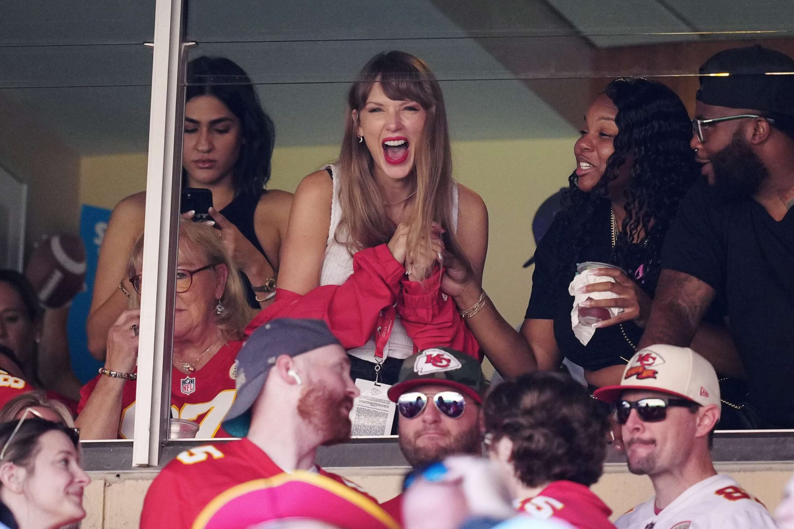 Breaking: Let’s be real honest with each other, we don’t want Taylor Swift to attend the AFC Championship Chiefs Vs Bills game because she’s a BIG Distraction right? This is the last match before Super Bowls, If Chiefs win, they ll go to Superbowl, if they lose, it's over .... 