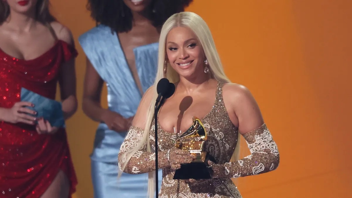 JUST IN: More than 14 years after winning the Grammy for Best Country Album, Taylor Swift presented the award to Beyoncé for her industry-shifting CowboyCarter. Congrats! Grammys Well Deserved 🫶🔥🏆