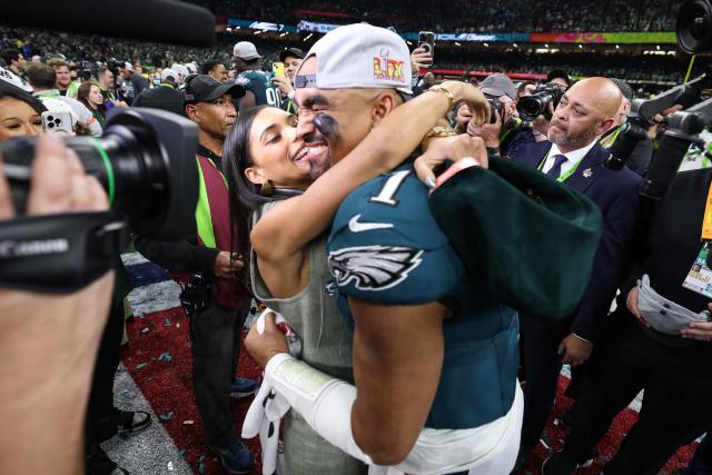 “VERY EMOTIONAL!” –Eagles’ Star Jalen Hurts Proposes to Longtime Girlfriend Bry Burrows with  $7.253 Million Engagement Ring After Winning Super Bowl LIX. WATCH Bry, visibly overwhelmed with Joy and emotion...And Taylor Swift’s Reaction Says It All...See Photos