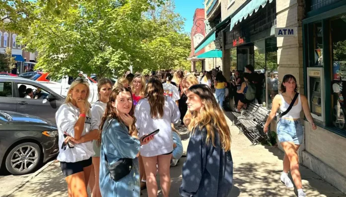 Travis Kelce and Taylor wins More fan's -Massive crowd formed outside Free State Brewing Company in Lawrence, KS Monday, after the rumor mill decided Taylor and Travis were dining there