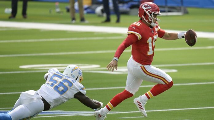 Chiefs News : Patrick Mahomes gets out of Bounds as fast as he can