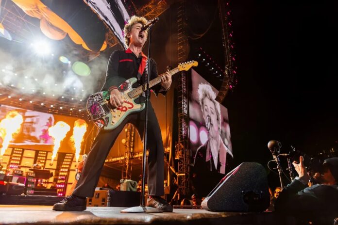 ‘Worst sh*thole in America’: Green Day banned from 2 Las Vegas radio stations as front-man Billie Joe Armstrong rants on about Sin City