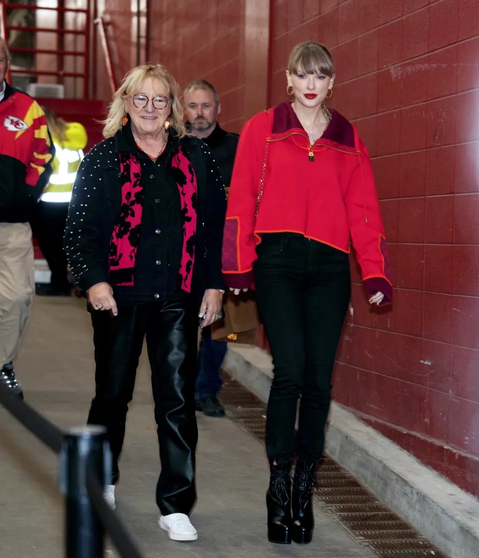 Breaking: Taylor Swift and Donna Kelce Arrive Together at Arrowhead Stadium to Show Their Full Support for Travis Kelce and the Chiefs Ahead of Their High-Stakes Showdown Against the Raiders