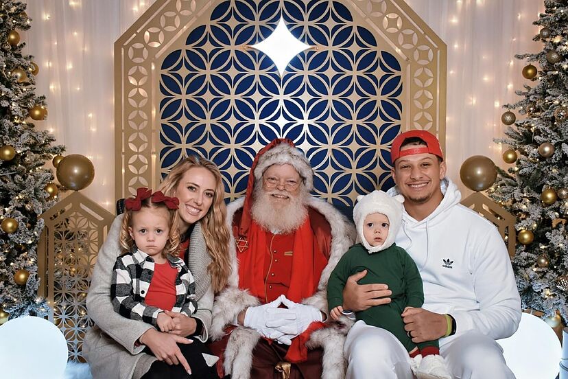 LIVE IN PHOTOS: Brittany Mahomes’ Christmas Photos Turns Heads Before Chiefs-Steelers Game