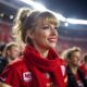 JUST IN: Taylor Swift arrived late to the Browns vs. Chiefs game, unaware that Travis Kelce had a surprise waiting. After the Chiefs’ victory, Kelce proposed in front of her parents and cheering fans. Swift, emotional, said “Yes!” as the crowd erupted.