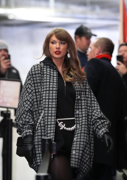 Breaking: Taylor Swift Arrives at Arrowhead for Her First Appearance of 2025, Rocks a $18.5K Rep-Coded Chanel Look to Cheer for Travis Kelce and the Kansas Chiefs in Playoff Showdown Against the Houston Texans – See Clips