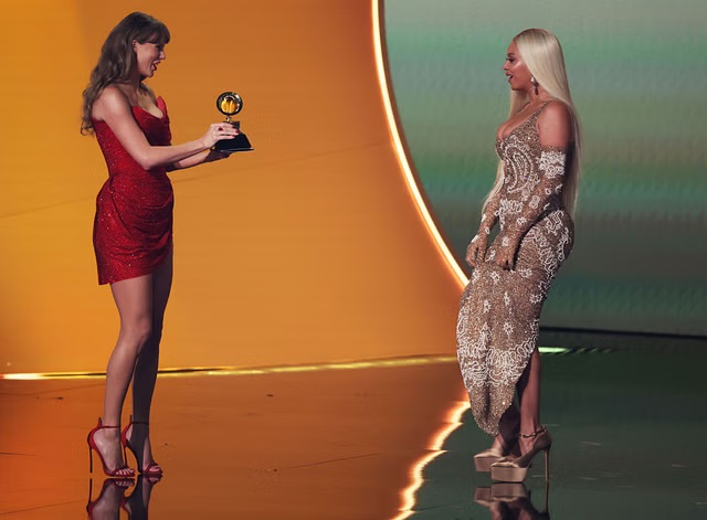 JUST IN: More than 14 years after winning the Grammy for Best Country Album, Taylor Swift presented the award to Beyoncé for her industry-shifting CowboyCarter. Congrats! Grammys Well Deserved 🫶🔥🏆