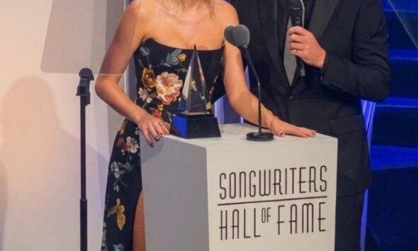 Taylor Swift Invites Fiancé Travis Kelce to the Stage During Her Songwriters Hall of Fame Induction Speech in NYC – But She Didn’t Know an Emotional Travis Would Shockingly Confirm What Millions of Fans Have Been Saying All Along… See the FULL Speech Breaking the Internet: “Taylor and I Are…”