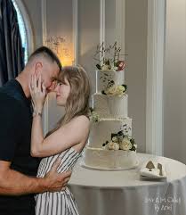 Taylor Swift & Travis Kelce's Wedding Cake Left 1,000 Guests in Awe—Fans Are Still Talking About It