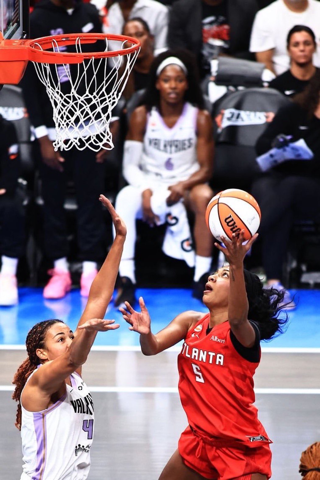 TAYLOR SWIFT STUNS AT STATE FARM ARENA BESIDE CAITLIN CLARK FOR THE WNBA FINALS GAME 6 MATCHUP BETWEEN THE VALKYRIES AND DREAM IN ATLANTA – BUT FANS NOTICE HER DIFFERENT LOOK AND ONE DETAIL HAS EVERYONE TALKING