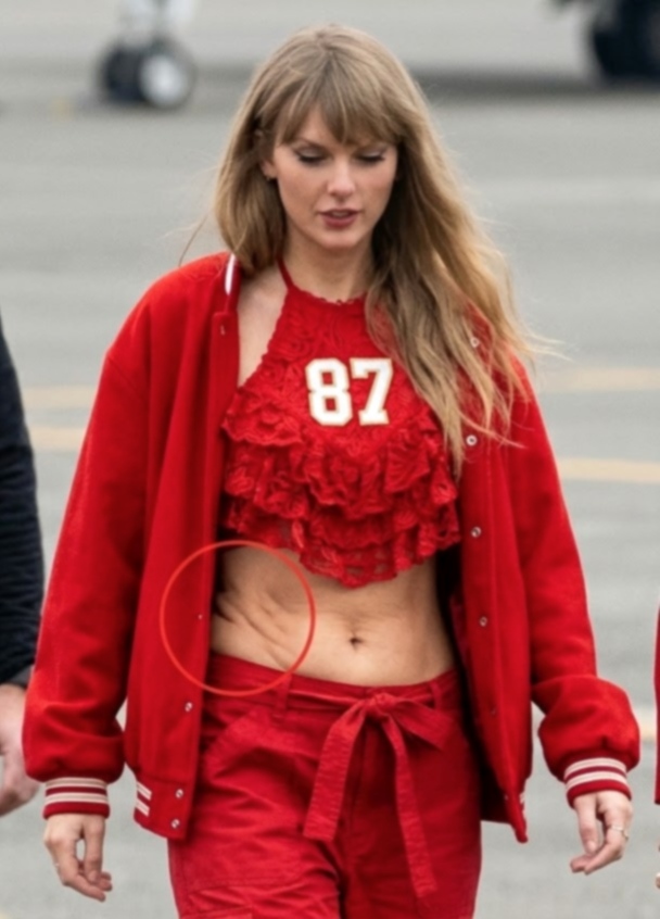 Taylor Swift, Blake Lively, Donna Kelce, and Andrea Swift Arrive in Seattle on Taylor’s Private Jet to Support Travis Kelce at the Chiefs vs. Seahawks Game, but Fans Notice a Visible Mark on Taylor’s Rib and Stomach That Fuels What They Have Been Suspecting All Along… See Clearer Photos and a Never-Before-Seen Clip of Their Beautiful Arrival